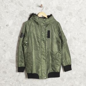 parka verde pelos zara 142071844?action_source=71744&ref=home_home&rsp=1&rspix=1
