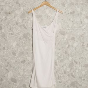vestido branco callas 134844106?action_source=67322&ref=home_home&rsp=1&rspix=1