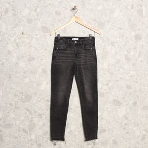 calca jeans preta zaraz 129964003?action_source=70853&ref=home_home&rsp=1&rspix=1