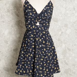 vestido azul floral 139078753?action_source=70096&ref=home_home&rsp=1&rspix=1