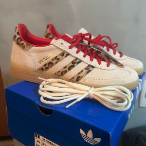 tenis adidas handball spezial feminino 36 151868223?action_source=67222&ref=home_home&rsp=1&rspix=1