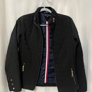 jaqueta tommy hilfiger feminina preta 147768611?action_source=31319&ref=home_home&rsp=1&rspix=1