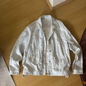 jaqueta bershka listrada azul com flores bordadas 132715805?action_source=69599&ref=home_home&rsp=1&rspix=1