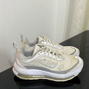 tenis nike air max ap feminino branco 140618681?action_source=31946&ref=home_home&rsp=1&rspix=1
