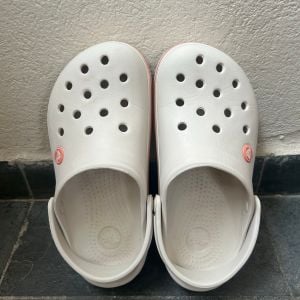 crocs original branco com detalhe rosa 136099619?action_source=67884&ref=home_home&rsp=1&rspix=1