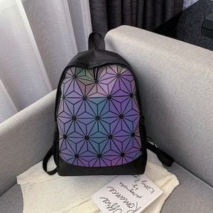 mochila geometrica 3d estilo unico e moderno 115676358?action_source=67388&ref=home_home&rsp=1&rspix=1
