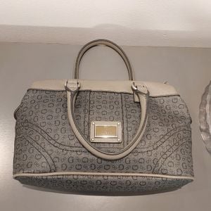 bolsa guess cinza e bege 142922301?action_source=76594&ref=home_home&rsp=1&rspix=1
