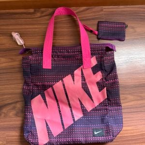 bolsa de treino nike roxa e rosa 148153395?action_source=75018&ref=home_home&rsp=1&rspix=1