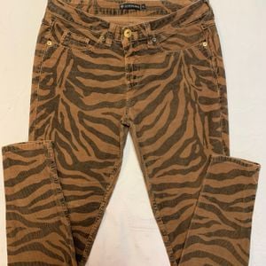 calca veludo com elastano zebrada lelis blanc 40 120768931?action_source=70657&ref=home_home&rsp=1&rspix=1