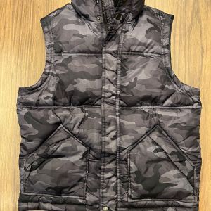 colete de inverno gap kids tamanho m 8 camuflado cor chumbo e preto 106269800?action_source=74450&ref=home_home&rsp=1&rspix=1