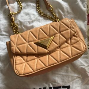 bolsa schutz bege com dourado 150828272?action_source=72470&ref=home_home&rsp=1&rspix=1