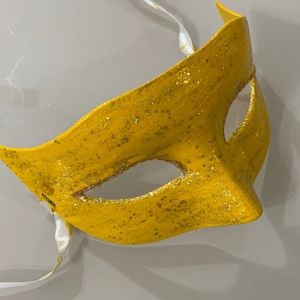 mascara veneziana amarela 112965522?action_source=67456&ref=home_home&rsp=1&rspix=1