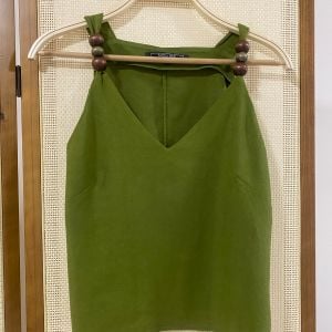 regata shoulder viscose e linho com contas de madeira 136962671?action_source=70657&ref=home_home&rsp=1&rspix=1