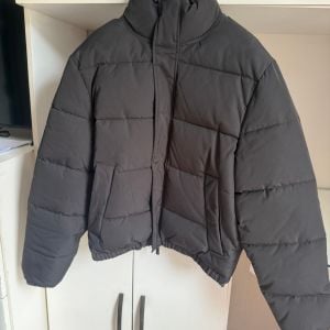 casaco puffer zara preto p 143934802?action_source=75013&ref=home_home&rsp=1&rspix=1