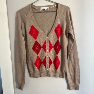 cardiga zara argyle bege e vermelho botoes perola p 124845209?action_source=60227&ref=home_home&rsp=1&rspix=1