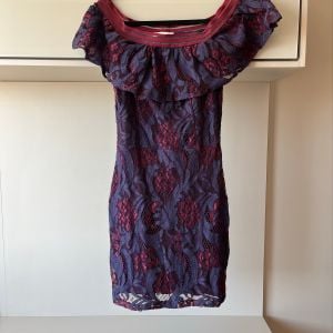 vestido curto renda ombro a ombro roxo vinho tubinho festa gloss 133337495?action_source=66695&ref=home_home&rsp=1&rspix=1