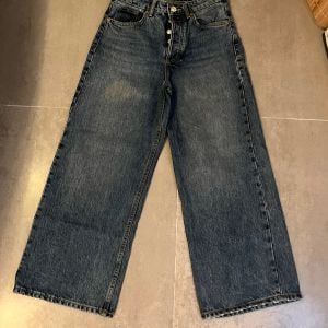 calca jeans zara cintura alta 150136347?action_source=76396&ref=home_home&rsp=1&rspix=1