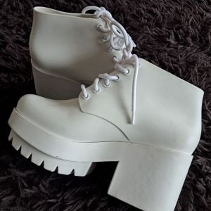 bota melissa estelar branca 35 150546542?action_source=76405&ref=home_home&rsp=1&rspix=1