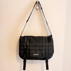 bolsa burberry monograma preta 143546406?action_source=73496&ref=home_home&rsp=1&rspix=1