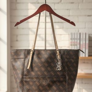 bolsa guess original tote monograma marrom 136366685?action_source=71545&ref=home_home&rsp=1&rspix=1