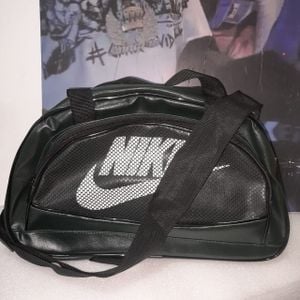 bolsa nike na cor verde olivia 144351579?action_source=75018&ref=home_home&rsp=1&rspix=1