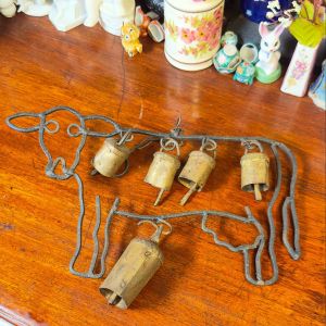 antiga sineta dos ventos em formato de vaca 130049842?action_source=66529&ref=home_home&rsp=1&rspix=1