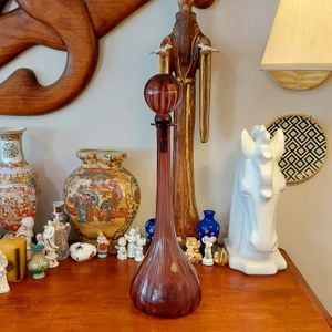 antiga garrafa em vidro na tonalidade bordo 129971697?action_source=66529&ref=home_home&rsp=1&rspix=1