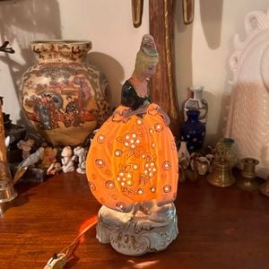 luminaria de mesa em porcelana dama vitoriana 131592111?action_source=66529&ref=home_home&rsp=1&rspix=1