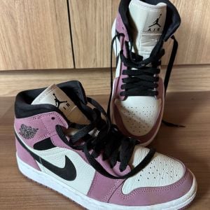 tenis nike air jordan 1 mid se light mulberry original 115582743?action_source=31946&ref=home_home&rsp=1&rspix=1