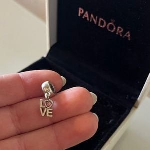 charm pandora love prata 925 143485424?action_source=67326&ref=home_home&rsp=1&rspix=1