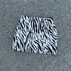 mini saia estampa de zebra bershka 137281629?action_source=69599&ref=home_home&rsp=1&rspix=1