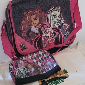 mochila carteiro e estojo monster high mattel 125977718?action_source=66794&ref=home_home&rsp=1&rspix=1