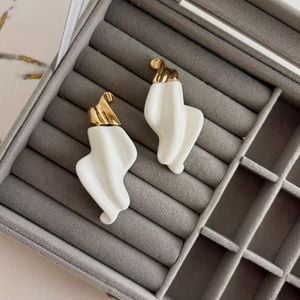brinco zara branco em resina 150226707?action_source=76396&ref=home_home&rsp=1&rspix=1