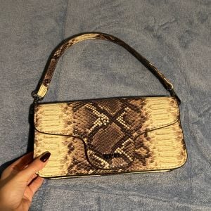 bolsa de ombro santa lolla piton 145903040?action_source=64648&ref=home_home&rsp=1&rspix=1