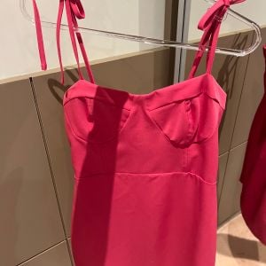 vestido curto rosa 125671829?action_source=32581&ref=home_home&rsp=1&rspix=1