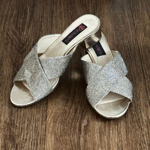 tamanco dourado 134229760?action_source=64649&ref=home_home&rsp=1&rspix=1