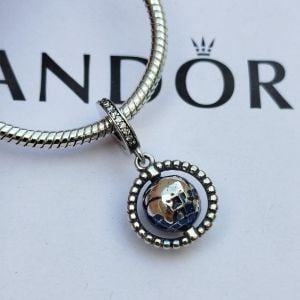 berloque pandora globo mundo azul prata 151604038?action_source=67326&ref=home_home&rsp=1&rspix=1