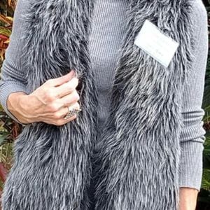 colete de pelos feminino cinza 141746092?action_source=71711&ref=home_home&rsp=1&rspix=1