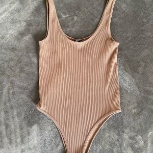body marrom zara canelado 149839254?action_source=76396&ref=home_home&rsp=1&rspix=1