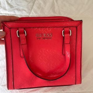 bolsa guess vermelha com alca longa 143930614?action_source=76594&ref=home_home&rsp=1&rspix=1
