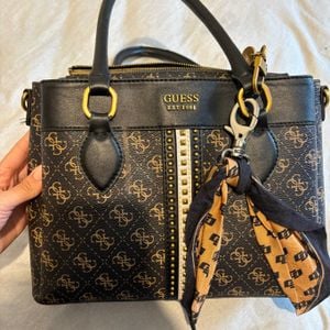 bolsa guess original monogram com lencinho colcci 136157827?action_source=70655&ref=home_home&rsp=1&rspix=1