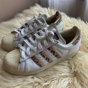 adidas gazelle silver green womens Tênis Adidas Superstar Farm Onça Feminino Branco – NewSkull main image 0
