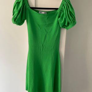 vestido verde zara 128317303?action_source=66827&ref=home_home&rsp=1&rspix=1