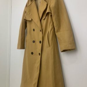 casaco de la batida trench coat caramelo 141143424?action_source=71711&ref=home_home&rsp=1&rspix=1