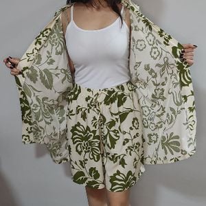 conjunto kit com 2 pecas kimono shorts na cor creme e floral verde musgo novo nunca usado 151409187?action_source=74549&ref=home_home&rsp=1&rspix=1
