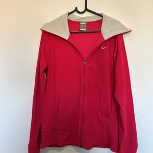 casaco esportivo nike rosa 147027180?action_source=31319&ref=home_home&rsp=1&rspix=1