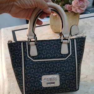 bolsa guess pequena monograma 139637939?action_source=70655&ref=home_home&rsp=1&rspix=1
