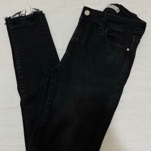 calca preta zara 145860184?action_source=75772&ref=home_home&rsp=1&rspix=1