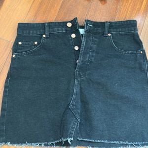 saia jeans bershka preta 38 139828298?action_source=69599&ref=home_home&rsp=1&rspix=1