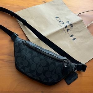 pochete coach 145881417?action_source=72470&ref=home_home&rsp=1&rspix=1